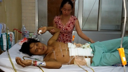 Vợ nghèo đau đớn nhìn chồng nguy kịch vì tai nạn giao thông - 1
Chị Sen đau đớn bên cơ thể chồng lòng thòng ống thông dịch và bông băng trắng toát