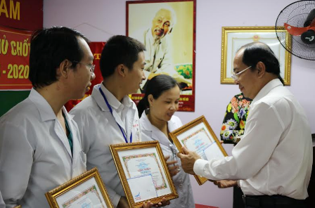 TS Tăng Chí Thượng, trao khen thưởng đột xuất của Sở Y tế cho các tập thể cá nhân tại bệnh viện