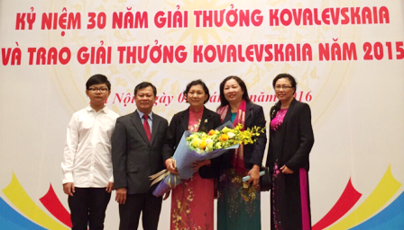 Nữ bác sĩ ứng dụng lọc máu cứu người, nhận giải thưởng Quốc tế - 1
TS.BS Ngọc Thảo (đứng giữa) cùng người thân tại buổi lễ nhận giải Kova