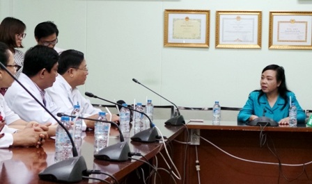 
Bộ trưởng Kim Tiến chỉ đạo bệnh viện Chợ Rẫy lập hội đồng chuyên môn, hội đồng y đức sớm kết luận việc tiếp nhận, điều trị của tuyến dưới cho trường hợp bé Hà Vi
