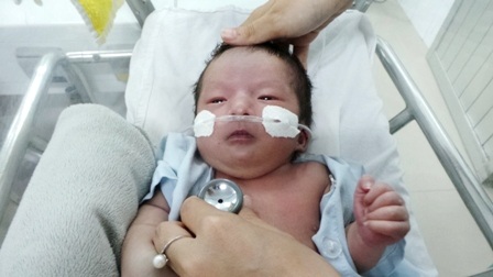 
Mới chào đời cháu bé đã phải đối mặt với tử thần
