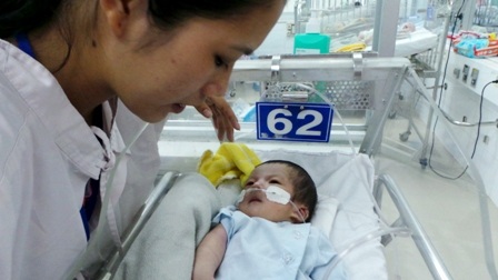 
Người mẹ khốn khổ bên đứa con nhỏ vừa sinh mắc bệnh tim
