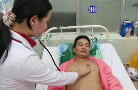 
Cùng với con thơ, anh Bình đang trong cảnh thập tử nhất sinh
