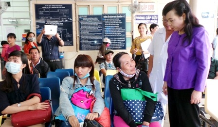 Bộ trưởng Y tế Nguyễn Thị Kim Tiến trong một lần thị sát công tác khám chữa bệnh tại bệnh viện Ung Bướu, TPHCM