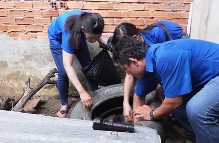 Lốp xe, đồ phế thải có thể chứa nước sạch đều là môi trường lý tưởng cho muỗi Asdes phát triển