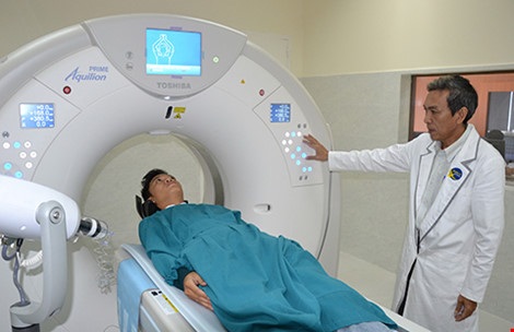 Bộ Y tế yêu cầu xử lý thiết bị bức xạ không đảm bảo - 1 Một bệnh nhân đang chuẩn bị được chụp MRI (ảnh: báo Pháp luật, TPHCM)