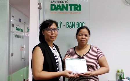 
Nhà báo Lý Toàn Thắng (bên trái) trao tiền bạn đọc giúp đỡ gia đình chị Thuyến
