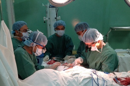 Bác sĩ đã thực hiện vi phẫu, vạt da tại chỗ, che phủ xương sọ cho người bệnh