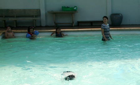 Người lớn cần tập bơi cho con trẻ và thường xuyên để mắt khi cho các bé tắm hồ, ao, sông...