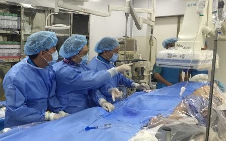 Kiện bệnh viện vì phải thanh toán gấp đôi so với tư vấn ban đầu - 2 Một trường hợp đang được bác sĩ thực hiện thủ thuật can thiệp tim mạch