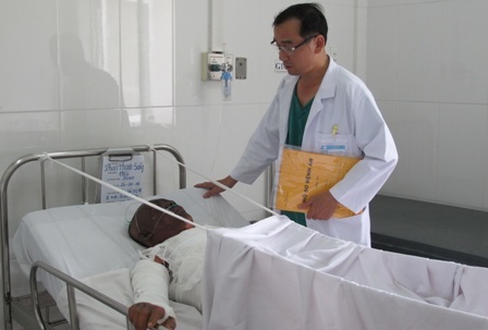 
Các nạn nhân bị hất xuống nước nên tình trạng bỏng không nặng thêm
