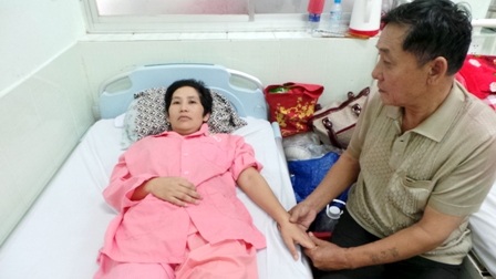 
Ông Lương đau đớn nhìn sự sống của con vơi dần trên giường bệnh
