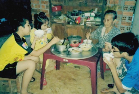 Góa phụ lâm trọng bệnh, 3 con thơ đói khát bơ vơ - 2
3 đứa trẻ đã mất cha nay lại đứng trước nguy cơ mất cả mẹ