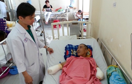 Sơ ý trong lúc lao động, anh Sang bị điện giật mất cả 2 cánh tay