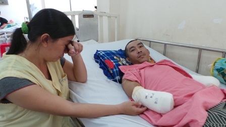 
Chị Thu Thủy đau đớn nhìn đôi tay của chồng đã bị cắt cụt
