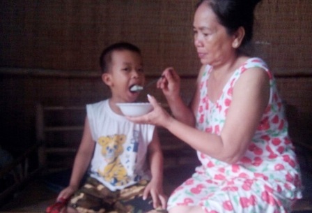 Mất hai cánh tay vì chạm vào đường điện cao thế - 4
Bé trai mới 4 tuổi đang đối mặt với nguy cơ đói khát, thất học vì tai nạn ập đến với cha