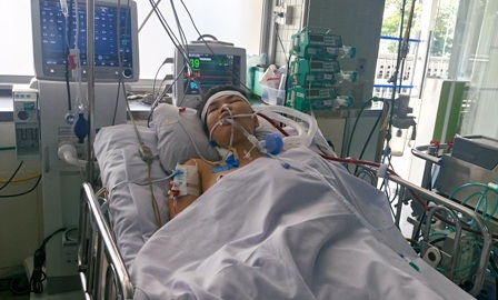 Nữ sinh Bích L. đang điều trị tại bệnh viện Chợ Rẫy
