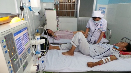 Kỹ thuật chạy thận nhân tạo được thực hiện tại phòng khám vệ tinh của bệnh viện quận Thủ Đức