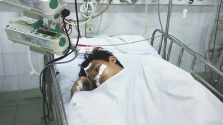 Sơ cứu kịp thời, bé trai bị đuối nước thoát chết - 1 Sau 1 tuần điều trị, nạn nhân đã cai được máy thở, các chỉ số sinh hiệu ổn định