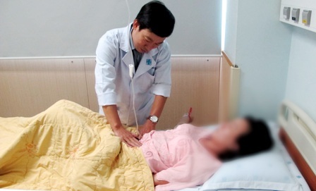 Mang thai ngoài tử cung vì dùng thuốc ngừa khẩn cấp - 1 BS Nguyễn Viết Hậu thăm khám cho bệnh nhân bị thai ngoài tử cung