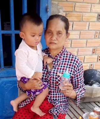 Mẹ nguy kịch vì sốc phản vệ, bé trai uống nước cháo cầm hơi - 2
Đứa con trai nhỏ đang sống trong cảnh đói khát theo bệnh tình của mẹ