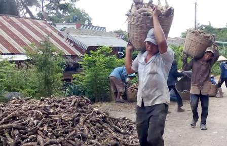 Mẹ nguy kịch vì sốc phản vệ, bé trai uống nước cháo cầm hơi - 3
Anh Tấn đang vắt sức làm thuê để kiếm tiền trả viện phí cho vợ