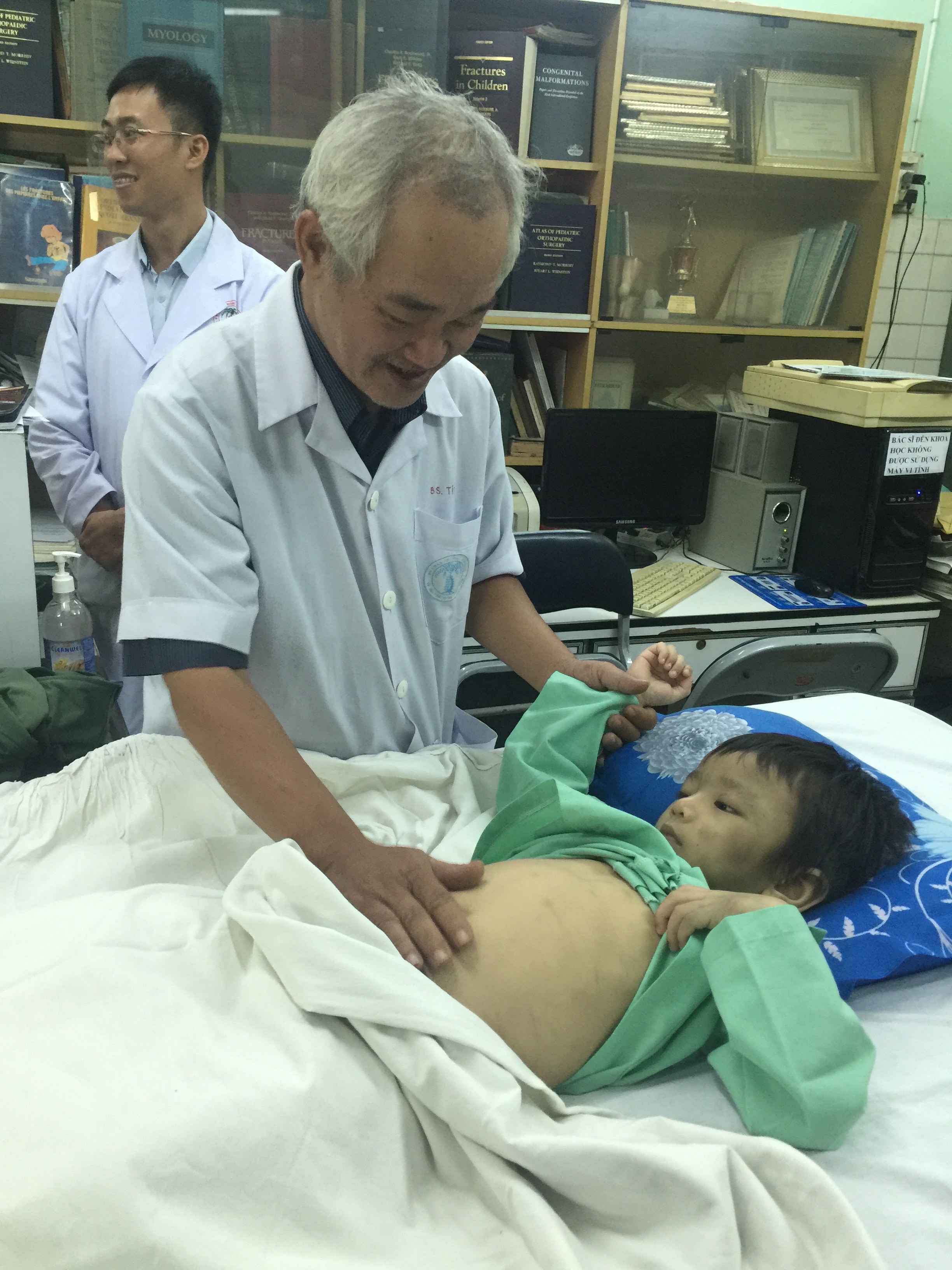 Bé trai 4 tuổi bị cha dượng cùng mẹ đẻ đánh gãy xương đùi - 4 Các bác sĩ lo ngại, tình trạng bạo hành có thể ảnh hưởng xấu đến tâm lý của bệnh nhi