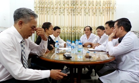 Đã qua nhiều cuộc làm việc nhưng gia đình và bệnh viện chưa thống nhất được phương án giải quyết