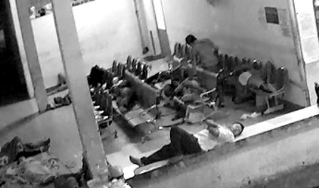 Bắt tên “đạo chích” 3 chiếc điện thoại của người nuôi bệnh - 1 Camera an ninh ghi lại cảnh đối tượng Quyết móc túi người nuôi bệnh khi họ đang ngủ say