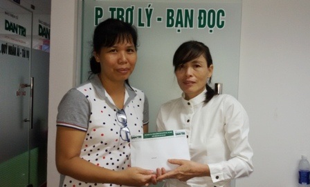 Gần 100 triệu đồng đến với cô giáo nghèo cận kề “cửa tử” - 1
Nhà báo Toàn Thắng (bên trái) trao tiền bạn đọc giúp cô Hạnh