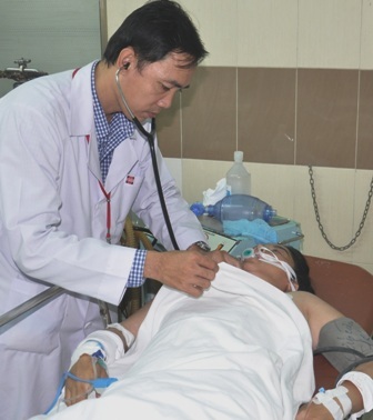 Vụ cả nhà 4 người ngạt khí than: Một nạn nhân vẫn nguy kịch - 1 Một nạn nhân trong vụ ngạt khí than vẫn trong tình trạng nguy kịch