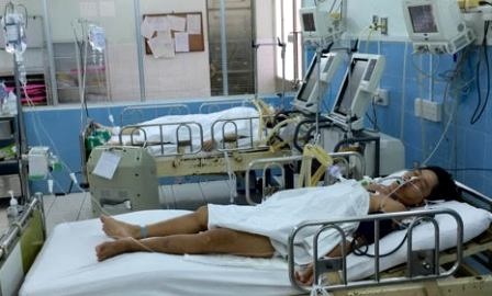 TPHCM: 4 người cùng gia đình hôn mê sâu nghi ngộ độc khí than - 1 4 nạn nhân đang được chăm sóc, điều trị tại bệnh viện Nguyễn Tri Phương nhưng tiên lượng tử vong cao