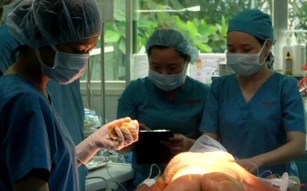 
Bệnh nhi được đưa vào phòng gây mê lúc 9h
