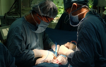 Lúc 10h30, bác sĩ đặt được rạch da đầu tiên để bóc khối bướu