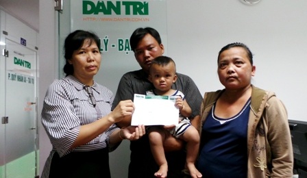 
Nhà báo Toàn Thắng (ngoài cùng bên trái) trao tiền bạn đọc giúp gia đình anh Tấn
