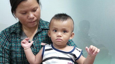 Bé trai mới 9 tháng tuổi đã phải sống trong cảnh mồ côi, đói khát