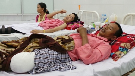 Anh Hoàng Giang cũng bị cắt cụt cẳng chân trai do đầu đạn phát nổ