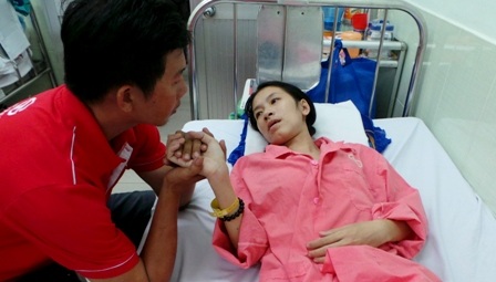 
Cảnh nghèo khiến anh Phúc chỉ còn biết nuốt nghẹn nhìn vợ đau đớn trên giường bệnh
