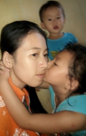 
Chị Nương và con gái lớn trước khi bệnh tật bùng phát
