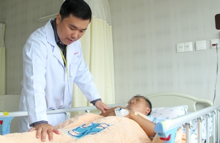 Những sai lầm chết người khi sơ cứu, di chuyển bệnh nhân đột quỵ - 2 Nhận biết sớm dấu hiệu đột quỵ để đưa người bệnh đi cấp cứu sẽ giúp tận dụng thời gian vàng