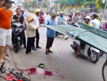 2 người chết vì tôn cắt cổ: Sơ cứu đúng cách có thể cứu được nạn nhân - 1 Hiện trường cháu bé tử vong do bị tấm tôn cắt trúng cổ khi đang đi xe đạp