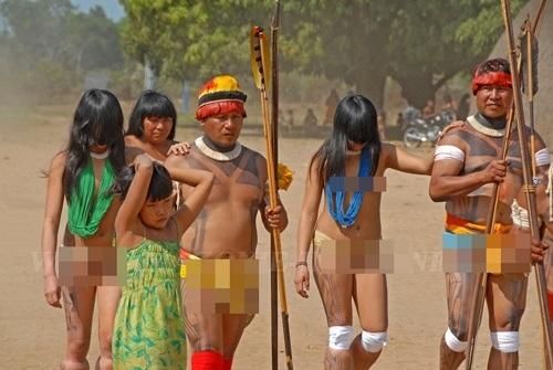 Bộ lạc kỳ lạ đưa bạn vào một thế giới hoang dã, với những trang phục đầy màu sắc và bí ẩn. Hãy khám phá và chiêm ngưỡng những bộ trang phục độc đáo của bộ lạc trong ảnh.