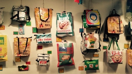 Túi cám con cò Việt Nam được bày bán trong quán cafe. Túi cám con cò Việt Nam được bày bán trong quán cafe.