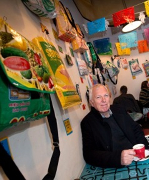 Ross Wilson, chủ quỹ từ thiện, ngồi trong quán cafe, nơi bày bán các loại túi từ thức ăn gia súc. Ross Wilson, chủ quỹ từ thiện, ngồi trong quán cafe, nơi bày bán các loại túi từ thức ăn gia súc.