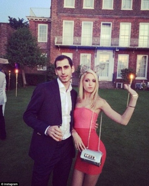 Công chúa trong bữa tiệc sinh nhật đón tuổi 18. Công chúa trong bữa tiệc sinh nhật đón tuổi 18.