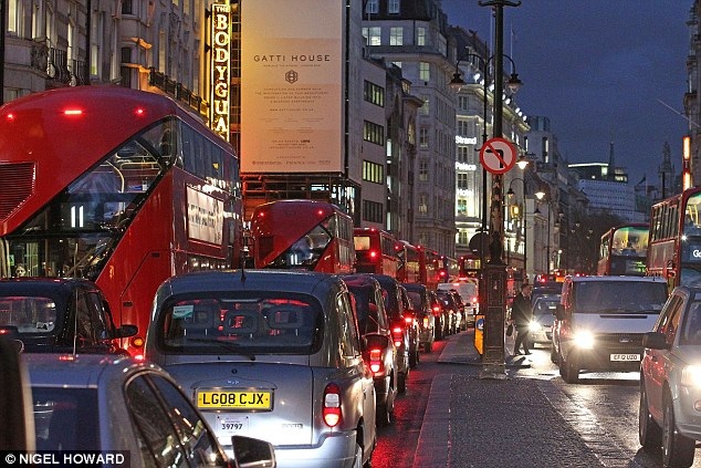 "Choáng" với cảnh ùn tắc khủng khiếp ở các đô thị lớn vào giờ cao điểm - 4 Hình ảnh của thành phố London vào giờ cao điểm.