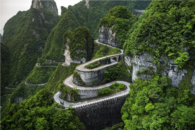 Việt Nam có đại diện trong Top ảnh đẹp chung kết của National Geographic - 10 Cung đường hiểm trở với những khúc cua ấn tượng thuộc núi Thiên Môn, Hồ Nam, Trung Quốc. Tác giả: Vladimir Popov