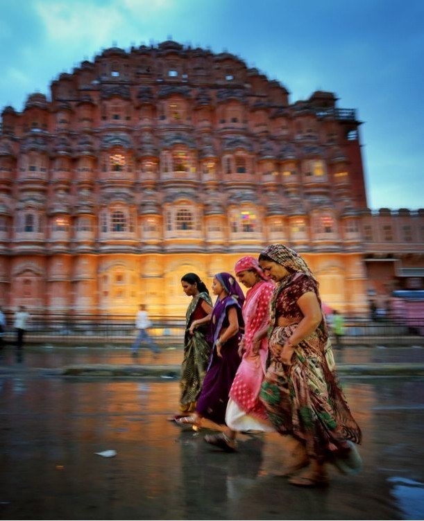 Việt Nam có đại diện trong Top ảnh đẹp chung kết của National Geographic - 3 Những người phụ nữ đang đi bộ qua cung điện Hawa Mahal ở Japur sau cơn mưa rào. Tác giả: Ed Graham