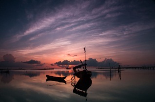 Khoảnh khắc thơ mộng như chốn thiên đường của Phú Quốc trên báo nước ngoài - 3 Người dân làng chài sống chủ yếu bằng nghề bắt ngọc trai, hải sâm.