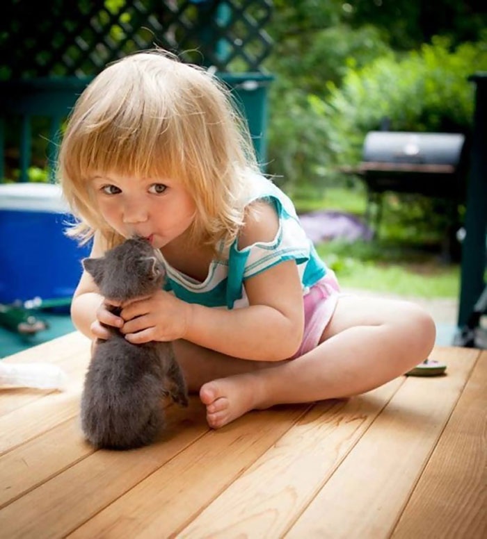 Khoảnh khắc ấm áp của các bé với thú cưng làm “tan chảy” trái tim - 14 Khoảnh khắc ấm áp của các bé với thú cưng làm “tan chảy” trái tim - 14